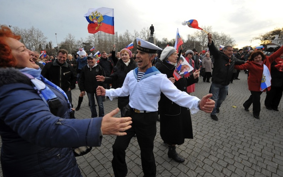 Krimeako herritarrak dantzan, Sevastopolen, galdeketaren emaitza ospatzen igande arratsaldean. (Alexander KHUDOTEPLY / AFP)