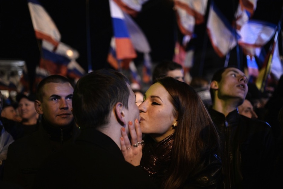 Bart gauean, bikote bat emaitza ospatzen Simferopol Krimeako hiriburuan. (DIMITAR DILKOFF / AFP) Bart gauean, bikote bat emaitza ospatzen Simferopol Krimeako hiriburuan. (DIMITAR DILKOFF / AFP)
