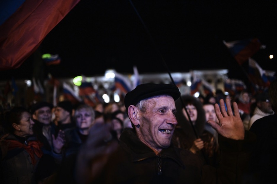 Herritar baten zoriona Simferopoleko Lenin plazan. (Dimitar DILKOFF / AFP)