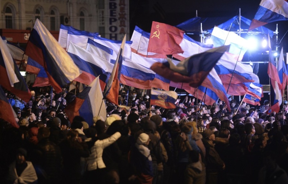 Errusiar banderak atera zituzten krimearrek galdeketaren emaitza ezagutu ostean. (Dimitar DILKOFF / AFP)