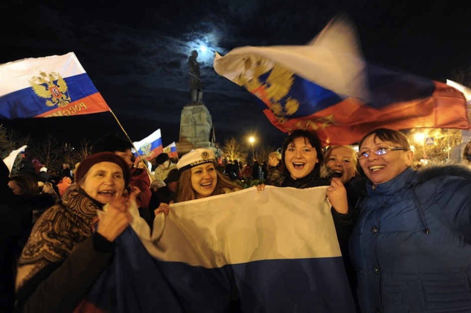 Simferopol, emaitzen ospakizunak. Atzean, Leninen estatua bat. (Viktor DRACHEV / AFP) Simferopol, emaitzen ospakizunak. Atzean, Leninen estatua bat. (Viktor DRACHEV / AFP)