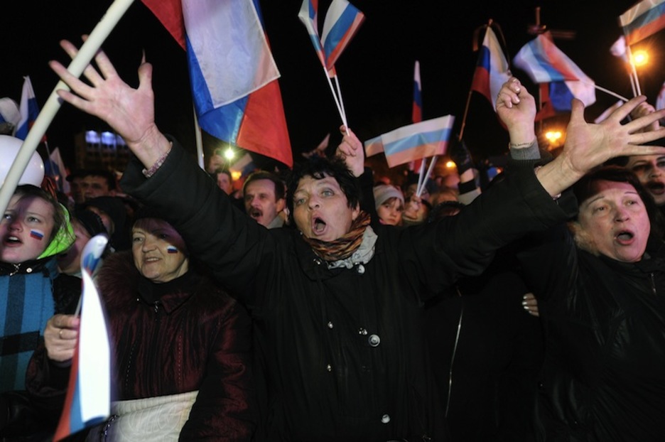 Herritar ugari elkartu da Krimeako hiri nagusietan emaitza ospatzeko. (Viktor DRACHEV / AFP) Herritar ugari elkartu da Krimeako hiri nagusietan emaitza ospatzeko. (Viktor DRACHEV / AFP)