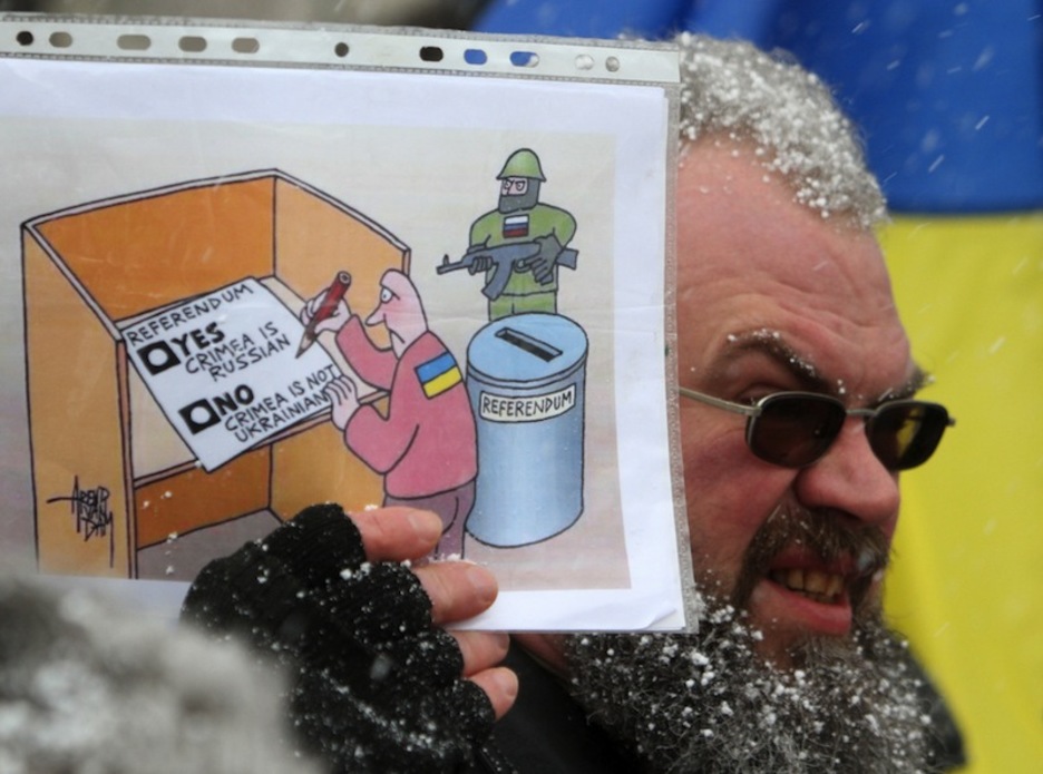 Krimeako erreferendumaren aurkako protestak inguruko herrialdeetan ere izan dira, hau Lituanian, Vilnius hiriburuan. (PETRAS MALUKAS / AFP) Krimeako erreferendumaren aurkako protestak inguruko herrialdeetan ere izan dira, hau Lituanian, Vilnius hiriburuan. (PETRAS MALUKAS / AFP)