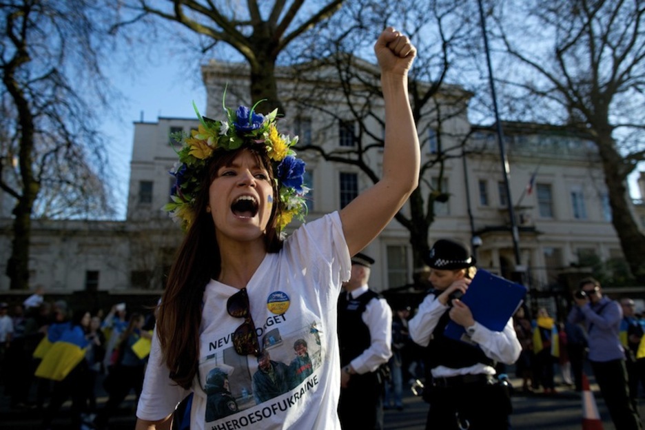 Londonen galdeketaren aurkako protesta. (Andrew COWIE  / AFP)