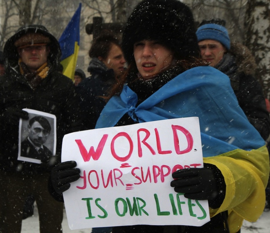 «Mundua, zuen babesa gure bizitza da» dioen afitxarekin Lituanian, Vilnius hiriburuan. (PETRAS MALUKAS /AFP) «Mundua, zuen babesa gure bizitza da» dioen afitxarekin Lituanian, Vilnius hiriburuan. (PETRAS MALUKAS /AFP)
