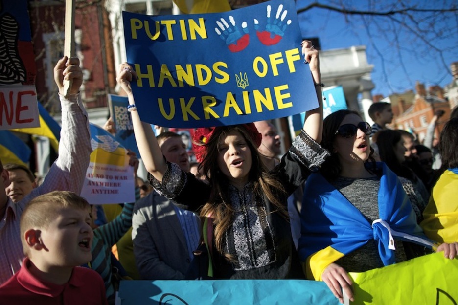 Errusiari Krimean esku har dezan eskatuz protesta Ingalaterran (ANDREW COWIE /AFP)