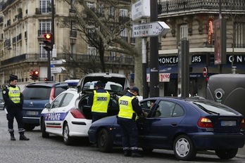 La Policía francesa ha establecido controles para hacer cumplir las limitaciones del tráfico. (François GILLOT/AFP PHOTO)