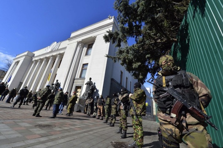 Tropas ucranianas custodian la sede del Parlamento, en Kiev. (Serguei SUPINSKY/AFP PHOTO)