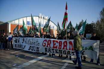 Trabajadores de las ITV durante la protesta en la sede de Urnieta. (Juan Carlos RUIZ/ARGAZKI PRESS)