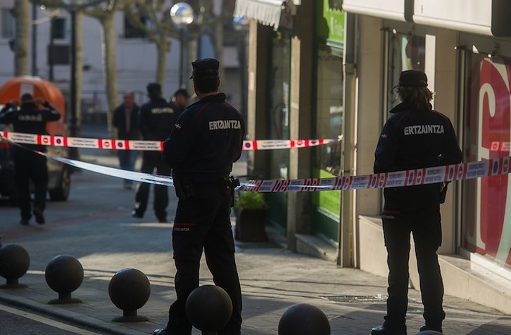 La Ertzaintza ha cortado la calle Iturribide de Mungia. (Luis JAUREGIALTZO / ARGAZKI PRESS)