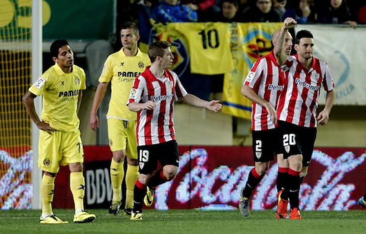 Aduriz celebra su gol junto a Muniain y Toquero. (José JORDAN / AFP PHOTO)