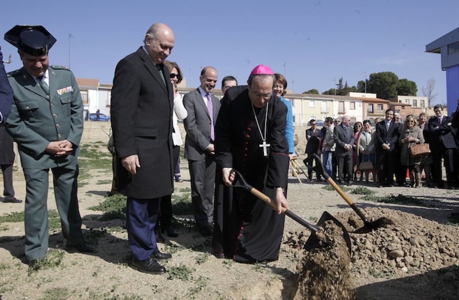 El arzobispo echa tierra sobre la primera piedra del nuevo cuartel de Fitero. (Iñigo URIZ / ARGAZKI PRESS)