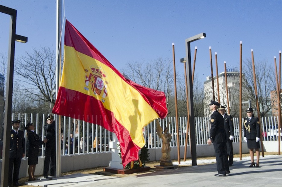 Una bandera española gigante fue izada junto a la figura de un arcangel. (J.C. RUIZ / ARGAZKI PRESS)