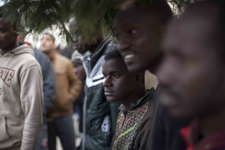 Varios migrantes frente al CETI de Melilla. (Jose COLON/AFP)