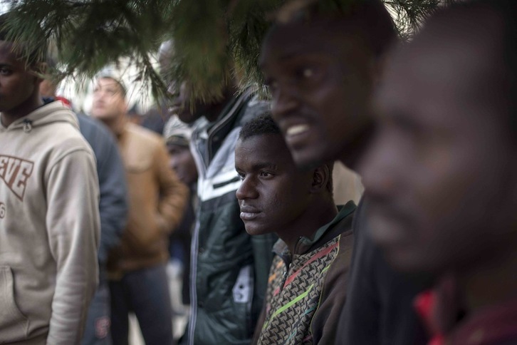 Varios inmigrantes frente al CETI, en una imagen captada la semana pasada. (Jose COLON/AFP)