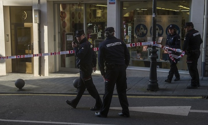 Agentes de la Ertzaintza, frente a la vivienda de la víctima. (Luis JAUREGIALTZO/ARGAZKI PRESS)