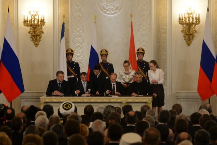 Momento de la firma del acuerdo para la anexión a Rusia de Crimea y Sebastopol. (Kirill KUDRYAVTSEV/AFP PHOTO)