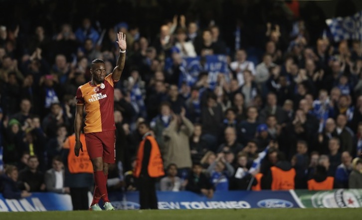 Drogba saluda a un Stanford Bridge rendido a sus pies. (Adrian DENNIS / AFP PHOTO)