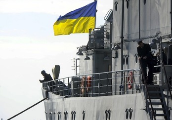 Un barco de la Armada ucraniana, en el cuartel de Sebastopol. (Viktor DRACHEV/AFP PHOTO)