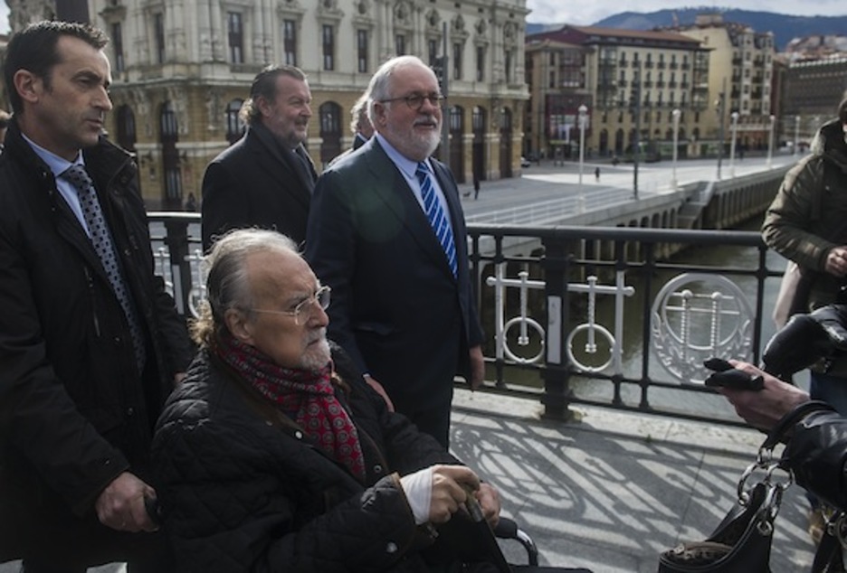 Iñaki Azkuna, durante una visita del ministro español Miguel Arias Cañete. (Luis JAUREGIALTZO/ARGAZKI PRESS)