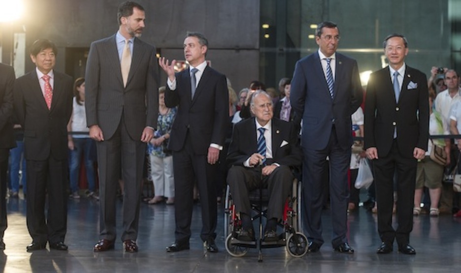 En junio de 2013, rodeado de otras autoridades con motivo de la celebración en Bilbo del Foro Mundial de Alcaldes. (Luis JAUREGIALTZO/ARGAZKI PRESS)