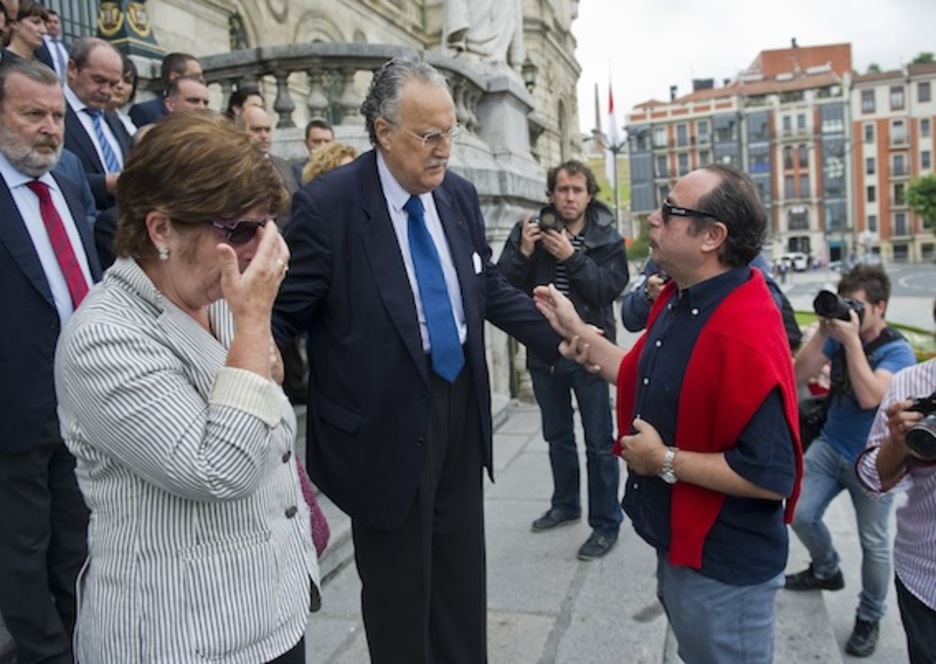En julio de 2012, saluda a los padres de Iñigo Cabacas, joven fallecido por el impacto de una pelota de goma durante una carga de la Ertzaintza. (Luis JAUREGIALTZO/ARGAZKI PRESS)