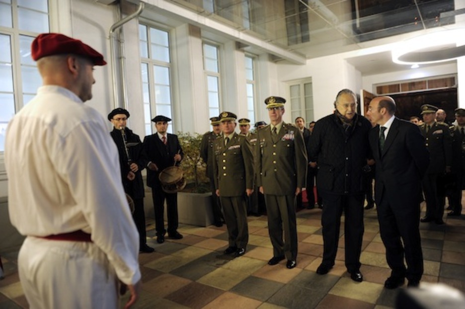 En noviembre de 2012, junto a Carlos Urquijo y autoridades militares, en la inauguración de una exposición sobre el Regimiento Garellano en Bilbo. (Marisol RAMIREZ/ARGAZKI PRESS)