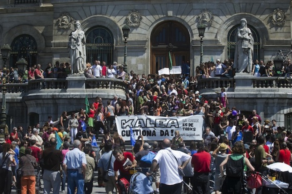 La ordenanza sobre el uso del espacio público impulsada por el Ayuntamiento provocó numerosas protestas, como la de la imagen, tomada en mayo de 2010. (Luis JAUREGIALTZO/ARGAZKI PRESS)