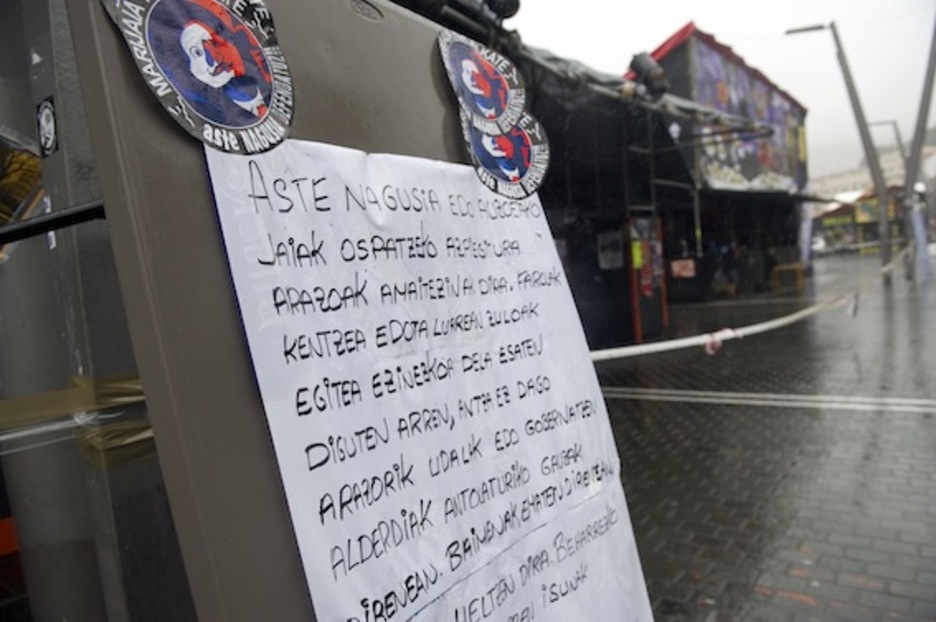 La relación de Azkuna con las comparsas fue siempre tirante, tanto que estas llegaron a hacer plantes durante Aste Nagusia para denunciar las trabas impuestas por el Consistorio. (Marisol RAMIREZ/ARGAZKI PRESS)