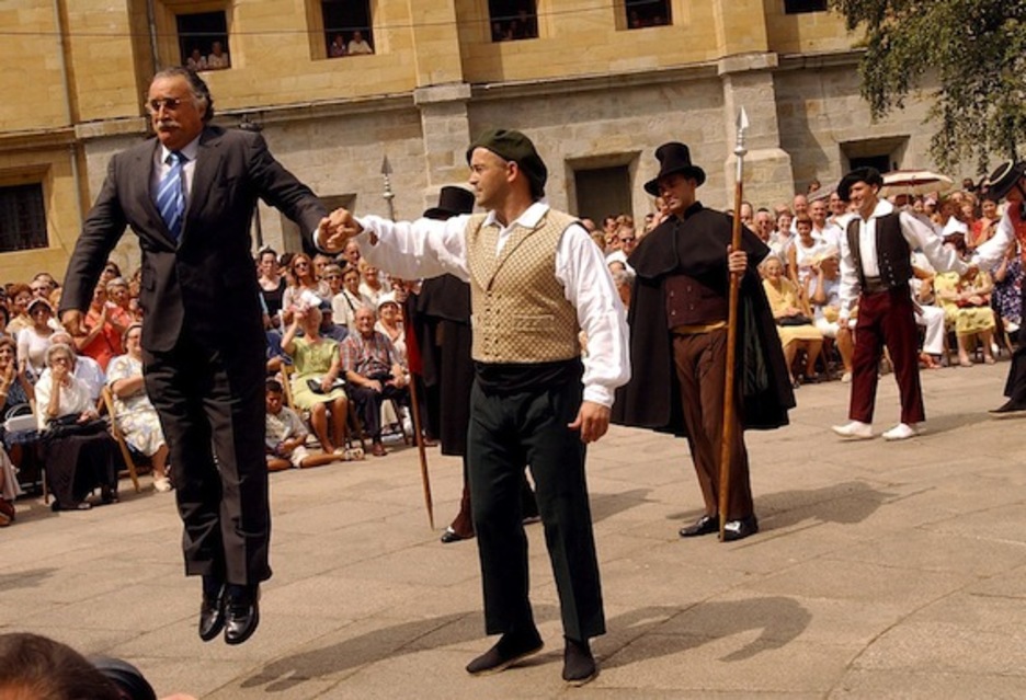 En 2003, baila el aurresku durante la romería de Begoña. (Marisol RAMIREZ/ARGAZKI PRESS)