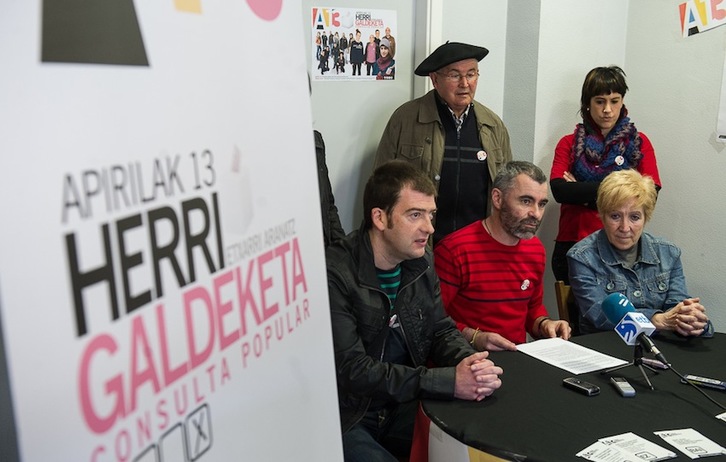 Comparecencia de los promotores de la consulta. (Jagoba MANTEROLA/ARGAZKI PRESS)