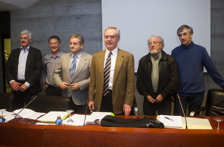 Participantes en la rueda de prensa contra el sumario 35/02. (Luis JAUREGIALTZO / ARGAZKI PRESS)