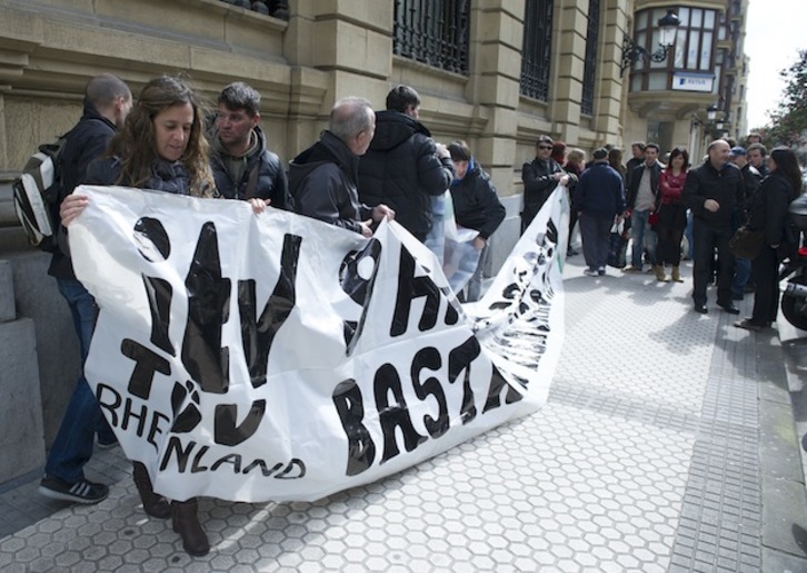 Los trabajadores de las ITV se han concentrado ante la sede del Preco. (Jon URBE / ARGAZKI PRESS)