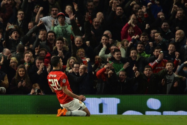 Van Persie celebra con el público uno de sus tres goles. (Paul ELLIS / AFP PHOTO)