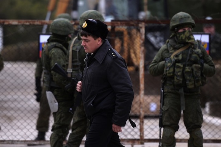 Un soldado ucraniano abandona un cuartel de Crimea tras ser tomado por fuerzas rusas. (Filippo MONTEFORTE/AFP PHOTO)