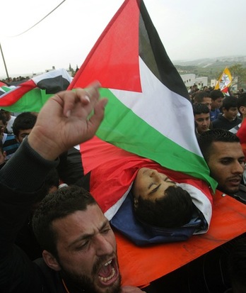 Palestinos transportan el cuerpo del adolescente tiroteado por el Ejército israelí en Hebrón. (Hazem BADER/AFP PHOTO)