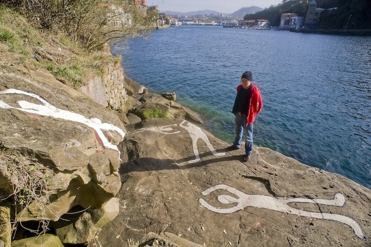 Joseba Merino observa las cuatro siluetas dibujadas en el lugar donde ocurrió la emboscada. (Juan Carlos RUIZ/ARGAZKI PRESS)