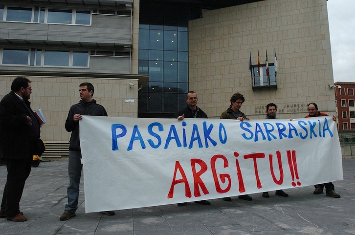 Concentración frente al Juzgado de Donostia en 2007, con motivo de la declaración de policías implicados en la emboscada. (Andoni CANELLADA/ARGAZKI PRESS)