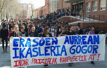 Manifestazio jendetsua egin dute Gasteizko campusean. (Raul BOGAJO/ARGAZKI PRESS))