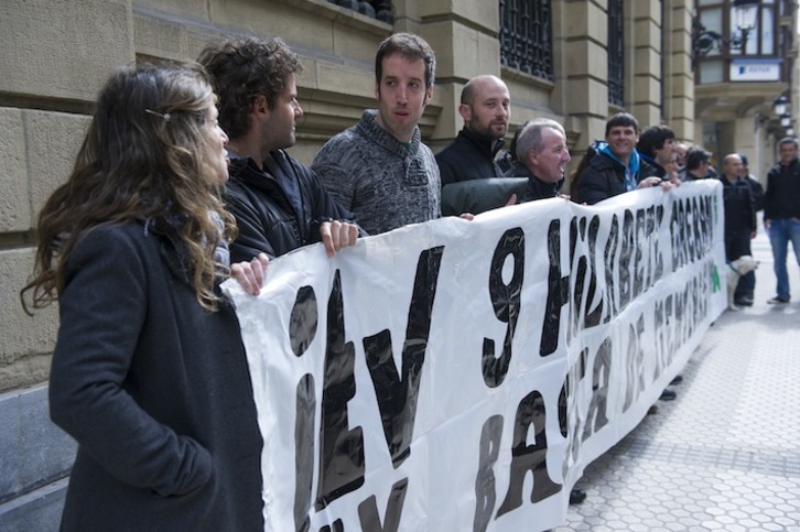 Los trabajadores de las ITV se concentraron ayer ante el Preco en Donostia. (Jon URBE/ARGAZKI PRESS)