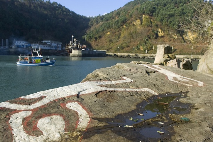 Silueta dibujada en las rocas donde ocurrió la emboscada. (Andoni CANELLADA/ARGAZKI PRESS)