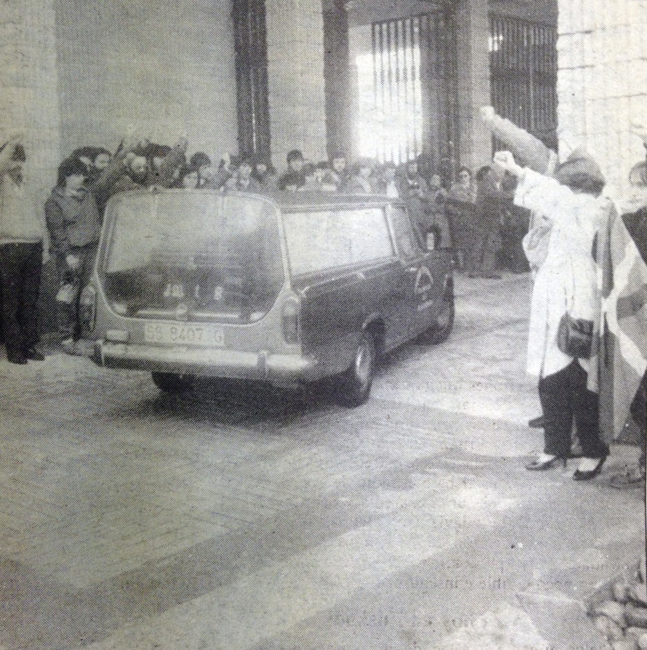 [24 de marzo] Puños en alto e ikurriñas recibieron los restos de Jose Mari Izura en el cementerio de Iruñea. (‘EGIN’)