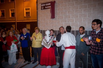 Los dantzaris saludan al padre y a la madre de Iñigo Cabacas. (Luis JAUREGIALTZO / ARGAZKI PRESS)
