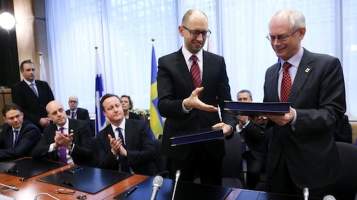El primer ministro interino de Ucrania, Arseni Yatseniuk, junto al presidente del Consejo de Europa, Herman Van Rompuy. (Oliver HOSLET/AFP PHOTO)