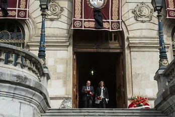 El crespón negro ondea en la fachada del Ayuntamiento de Bilbo. (Luis JAUREGIALTZO/ARGAZKI PRESS)