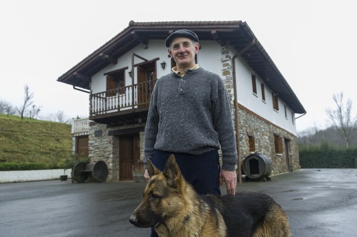  Jose Luis Erkizia «Baserri» eta atzealdean Xenpelar baserria. Duela hogei urte erosi zuen bertsolaria jaio zen baserria. (Jon URBE | ARGAZKI PRESS)