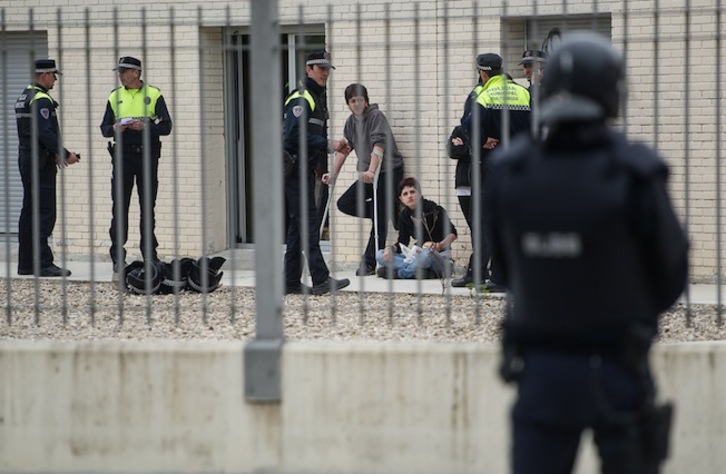 Los agentes han procedido al desalojo del edificio en desuso. (Jagoba MANTEROLA / ARGAZKI PRESS)