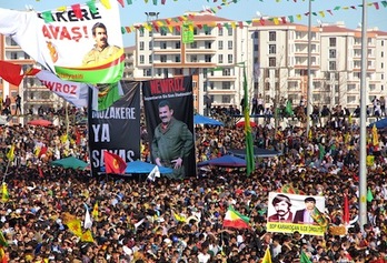 La multitud ha portado banderas y retratos de Ocalan. (Ilyas AKENGIN / AFP PHOTO)