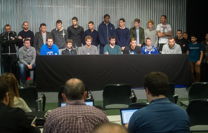 Rueda de prensa de los jugadores de Bilbao Basket. (Luis JAUREGIALTZO/ARGAZKI PRESS)