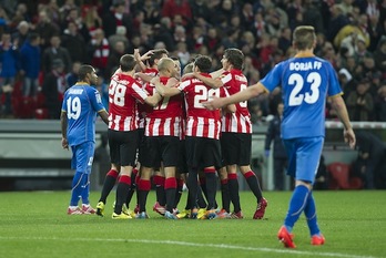 Los jugadores del Athletic celebran el gol de Markel Susaeta. (Luis JAUREGIALTZO/ARGAZKI PRESS)